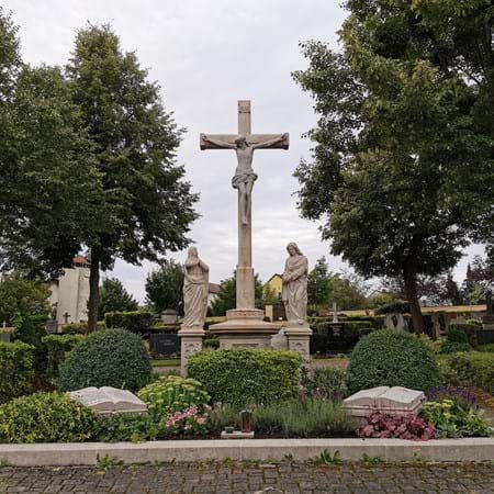 Denkmäler an der Magdalenenkapelle erstrahlen im neuen Glanz