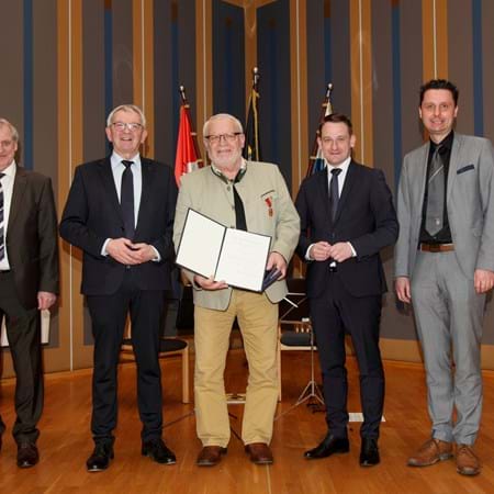 Georg Weigler, erhält die Verdienstmedaille des Verdienstordens der Bundesrepublik Deutschland