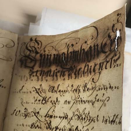 Tintenfraß an einer historischen Rechnung.
